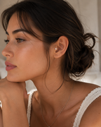 14kt. Witgouden Push-in Labret met Platte Ronde Top – 3 mm gedragen door model