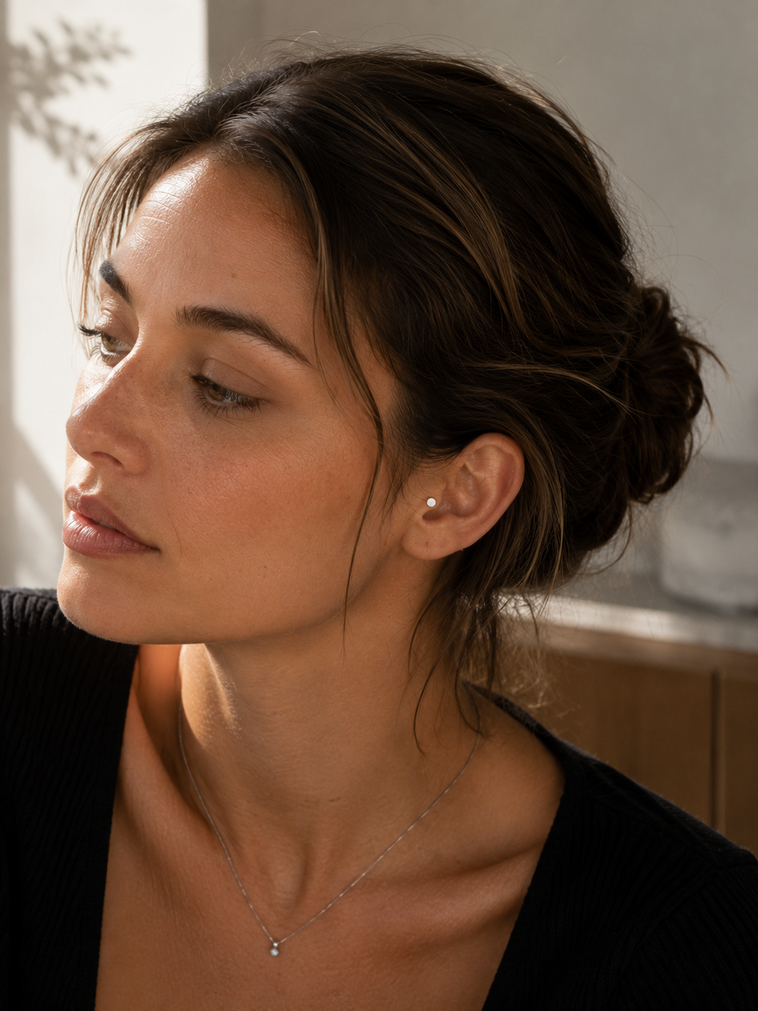 14kt. Witgouden Push-in Labret met Platte Ronde Top – 3 mm gedragen door model