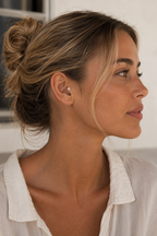 14kt. Witgouden Push-in Labret met Platte Ronde Top – 3 mm gedragen door model