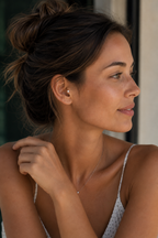 14kt. Witgouden Push-in Labret met Platte Ronde Top – 3 mm gedragen door model