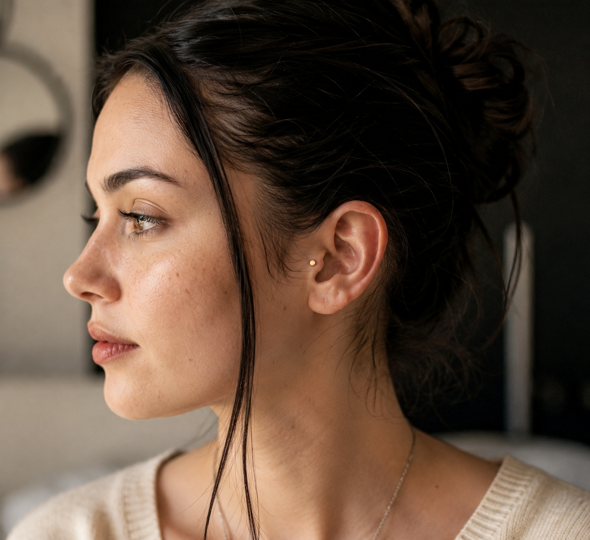 14kt. Geelgouden Push-in Labret met Platte Ronde Top – 3 mm gedragen door model