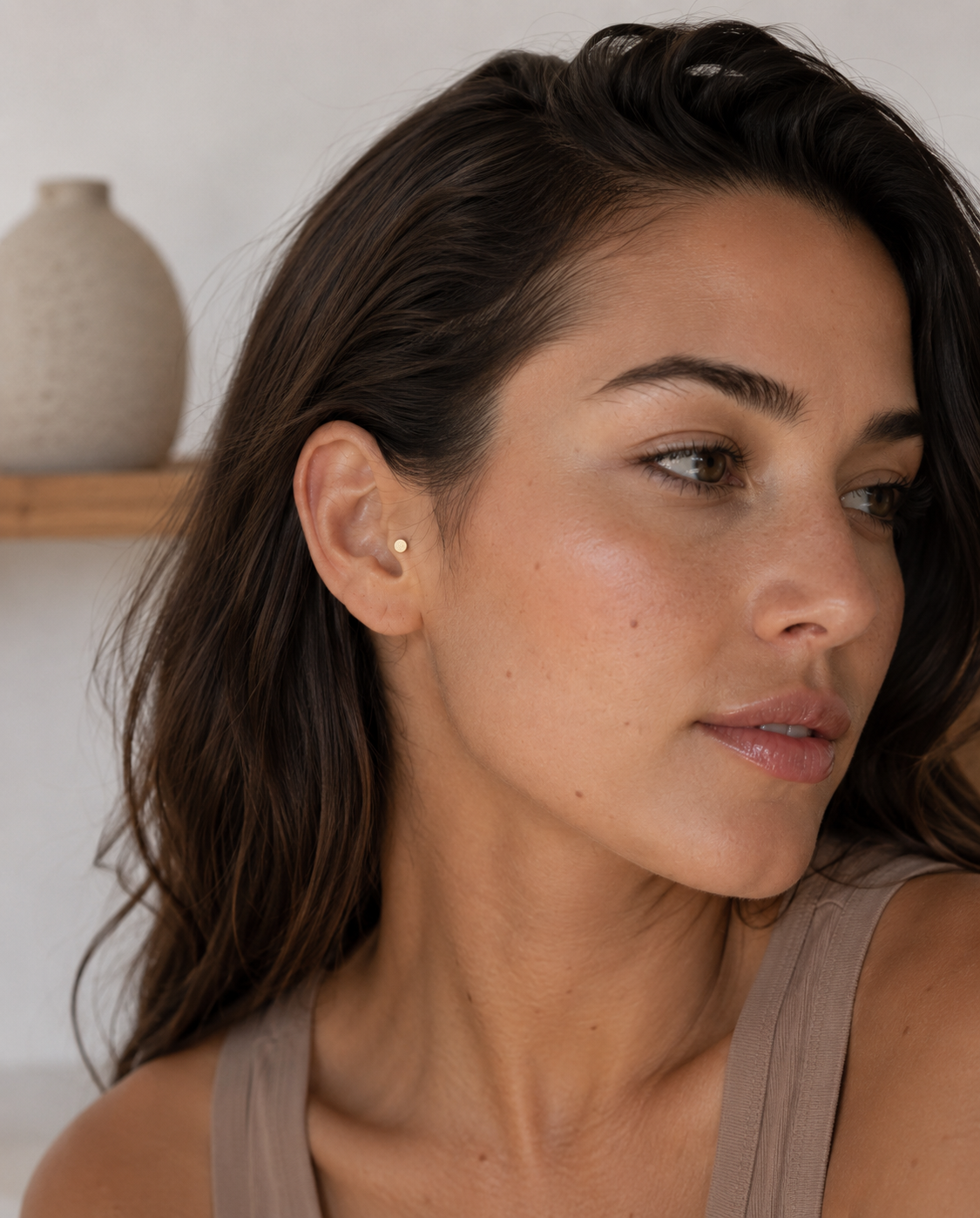 14kt. Geelgouden Push-in Labret met Platte Ronde Top – 3 mm gedragen door model