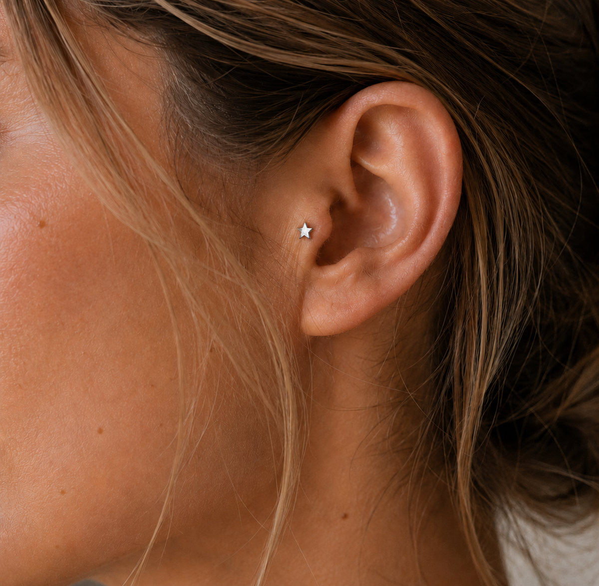 14kt. Witgouden Push-in Ster Top met Threadless Sluiting – 3 mm gedragen door model