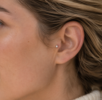 14kt. Witgouden Push-in Ster Top met Threadless Sluiting – 3 mm gedragen door model
