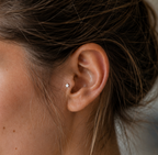 14kt. Witgouden Push-in Ster Top met Threadless Sluiting – 3 mm gedragen door model