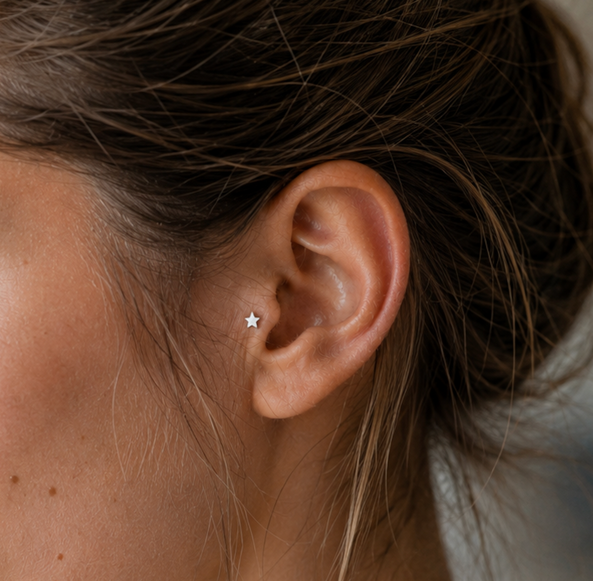 14kt. Witgouden Push-in Ster Top met Threadless Sluiting – 3 mm gedragen door model