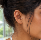 14kt. Witgouden Push-in Ster Top met Threadless Sluiting – 3 mm gedragen door model