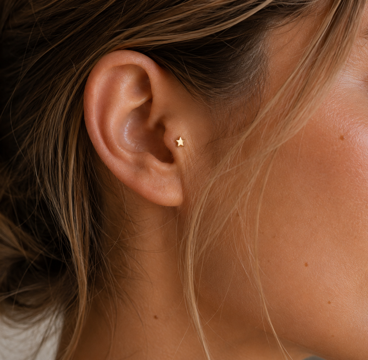 14kt. Geelgouden Push-in Ster Top met Threadless Sluiting – 3 mm gedragen door model