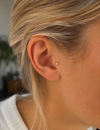 14kt. Geelgouden Push-in Ster Top met Threadless Sluiting – 3 mm gedragen door model