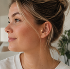 14kt. Geelgouden Push-in Ster Top met Threadless Sluiting – 3 mm gedragen door model