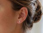 14kt. Gouden Setje Oorstuds met Kruis Top – Witgoud – 0.8 mm gedragen door model