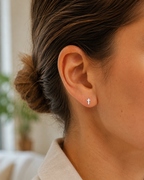 14kt. Gouden Setje Oorstuds met Kruis Top – Witgoud – 0.8 mm gedragen door model