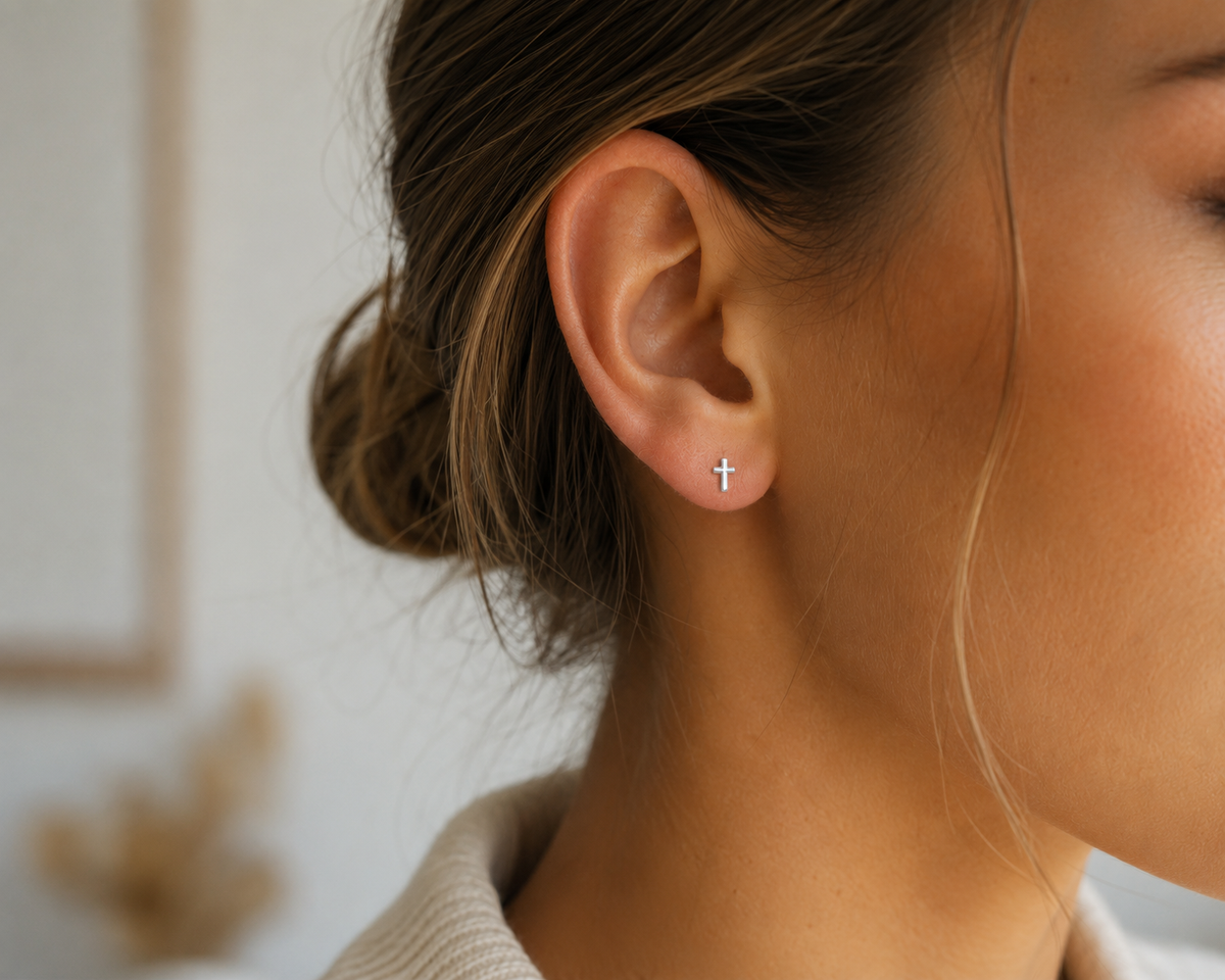 14kt. Gouden Setje Oorstuds met Kruis Top – Witgoud – 0.8 mm gedragen door model