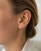 14kt. Gouden Setje Oorstuds met Kruis Top – Witgoud – 0.8 mm gedragen door model