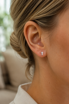 14kt. Gouden Setje Oorstuds met Kruis Top – Witgoud – 0.8 mm gedragen door model