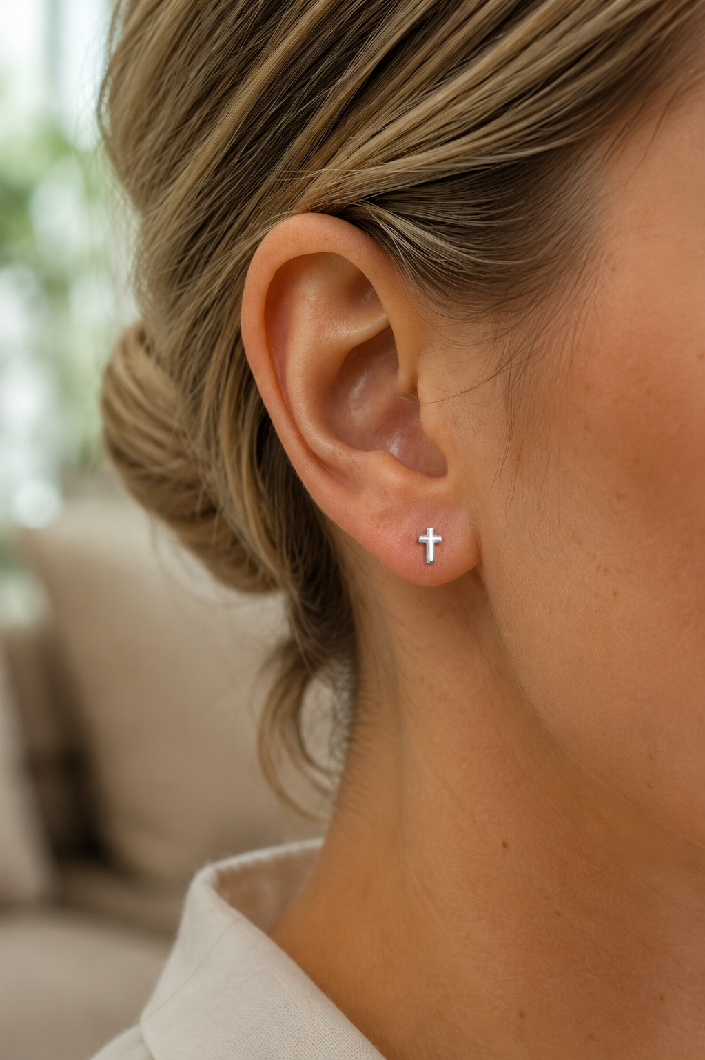 14kt. Gouden Setje Oorstuds met Kruis Top – Witgoud – 0.8 mm gedragen door model