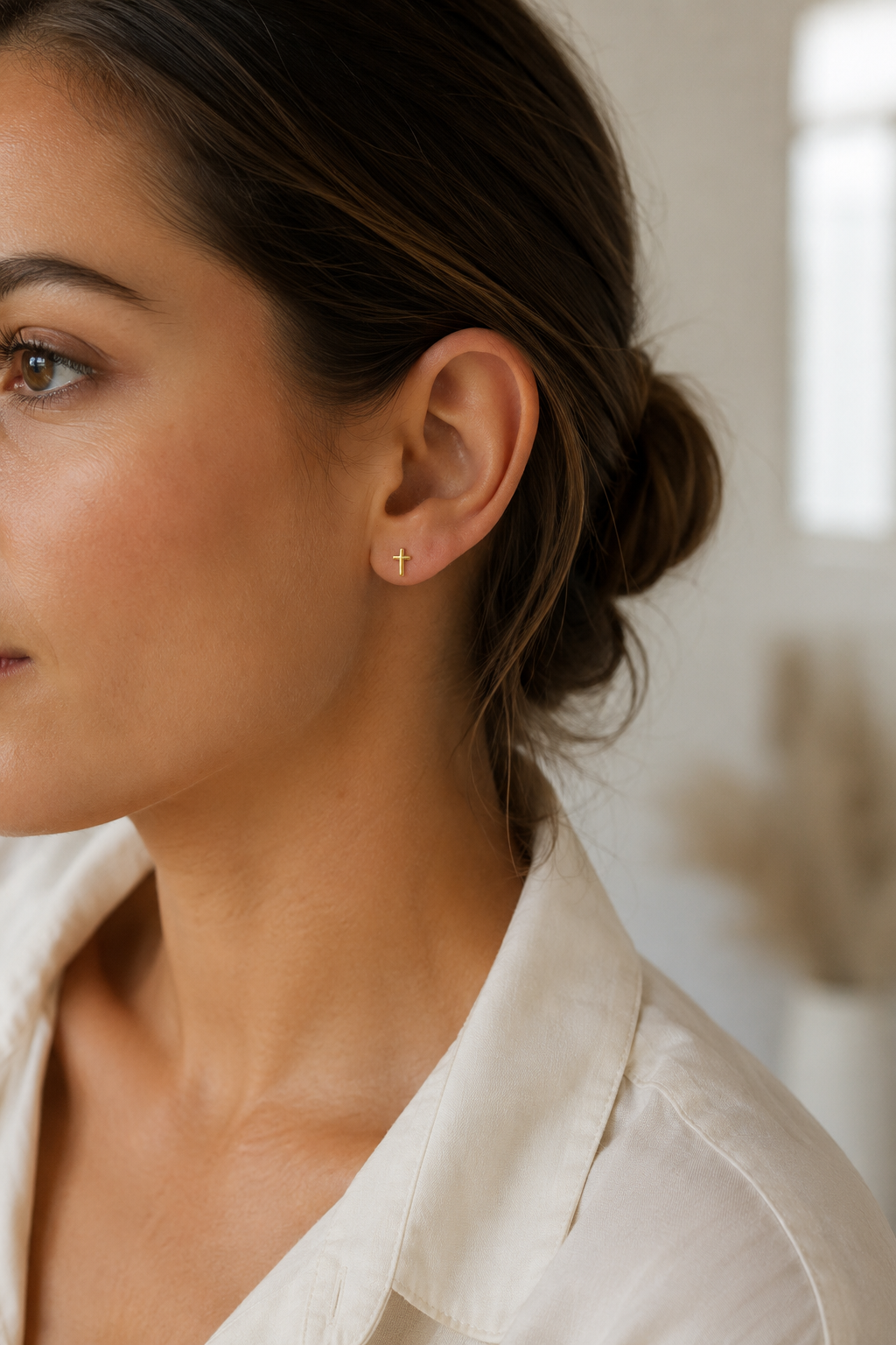 14kt. Gouden Setje Oorstuds met Kruis Top – Geelgoud – 0.8 mm gedragen door model