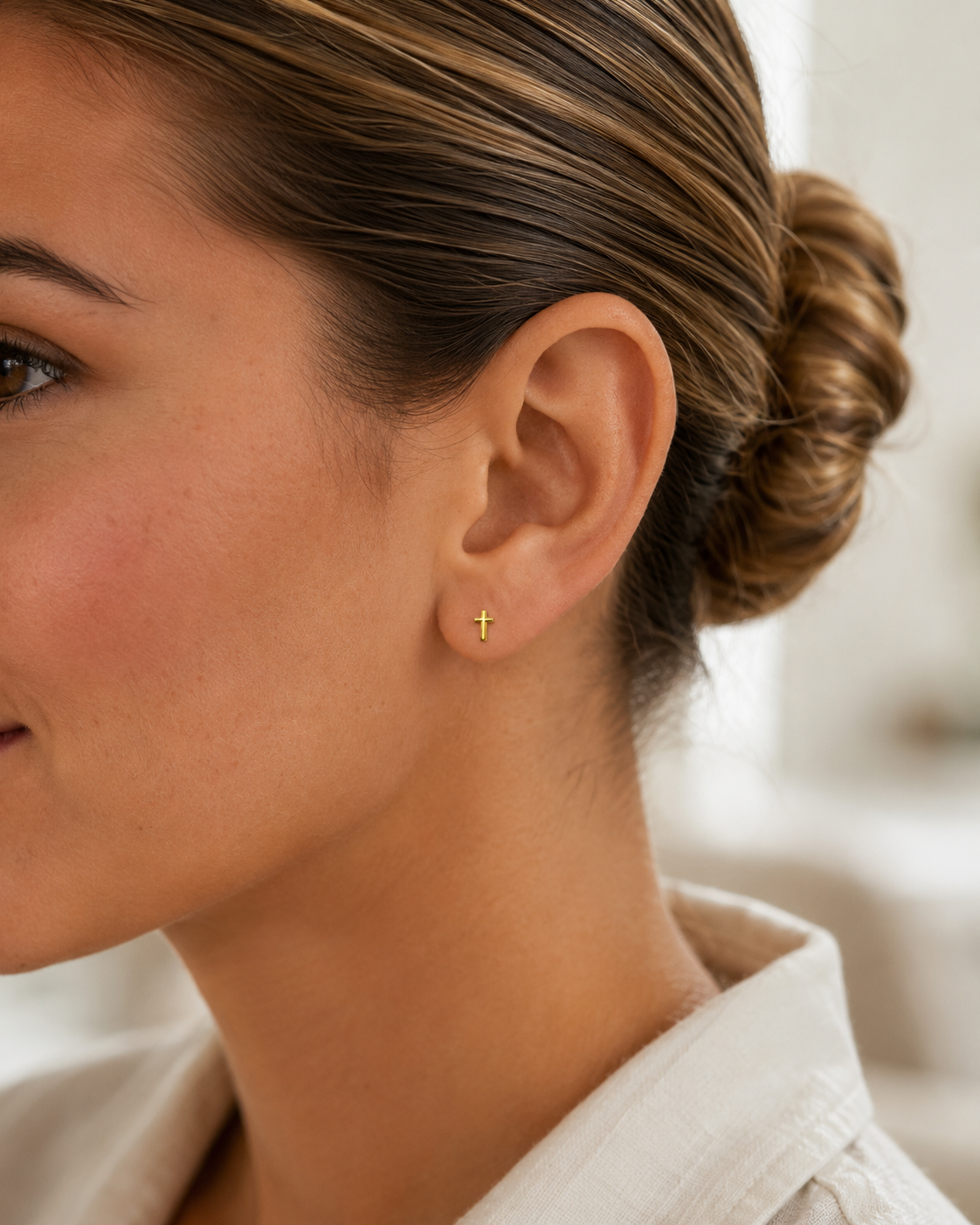 14kt. Gouden Setje Oorstuds met Kruis Top – Geelgoud – 0.8 mm gedragen door model