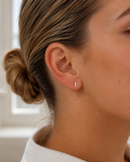 14kt. Gouden Setje Oorstuds met Kruis Top – Geelgoud – 0.8 mm gedragen door model