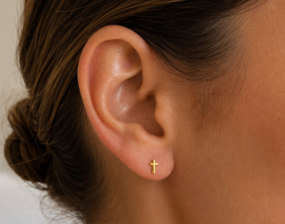 14kt. Gouden Setje Oorstuds met Kruis Top – Geelgoud – 0.8 mm gedragen door model