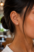 14kt. Gouden Setje Oorstuds met Hartje – Geelgoud – 0.8 mm – 5 mm gedragen door model