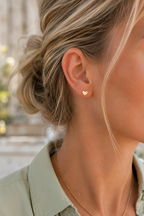 14kt. Gouden Setje Oorstuds met Hartje – Geelgoud – 0.8 mm – 5 mm gedragen door model