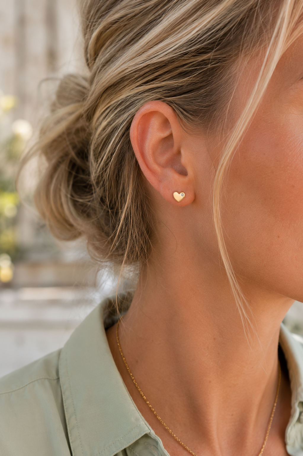 14kt. Gouden Setje Oorstuds met Hartje – Geelgoud – 0.8 mm – 5 mm gedragen door model