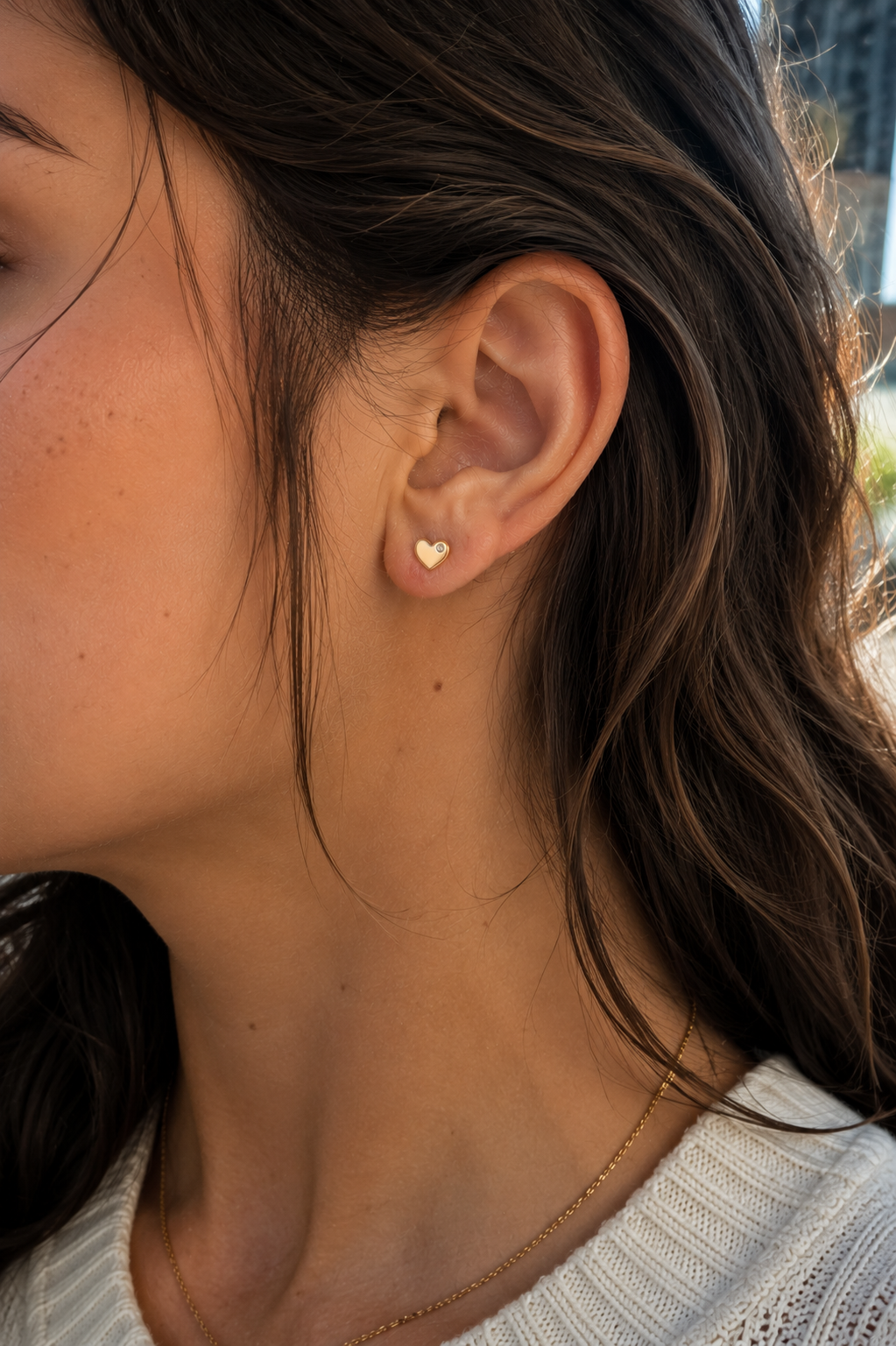 14kt. Gouden Setje Oorstuds met Hartje – Geelgoud – 0.8 mm – 5 mm gedragen door model