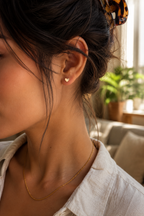 14kt. Gouden Setje Oorstuds met Hartje – Geelgoud – 0.8 mm – 5 mm gedragen door model