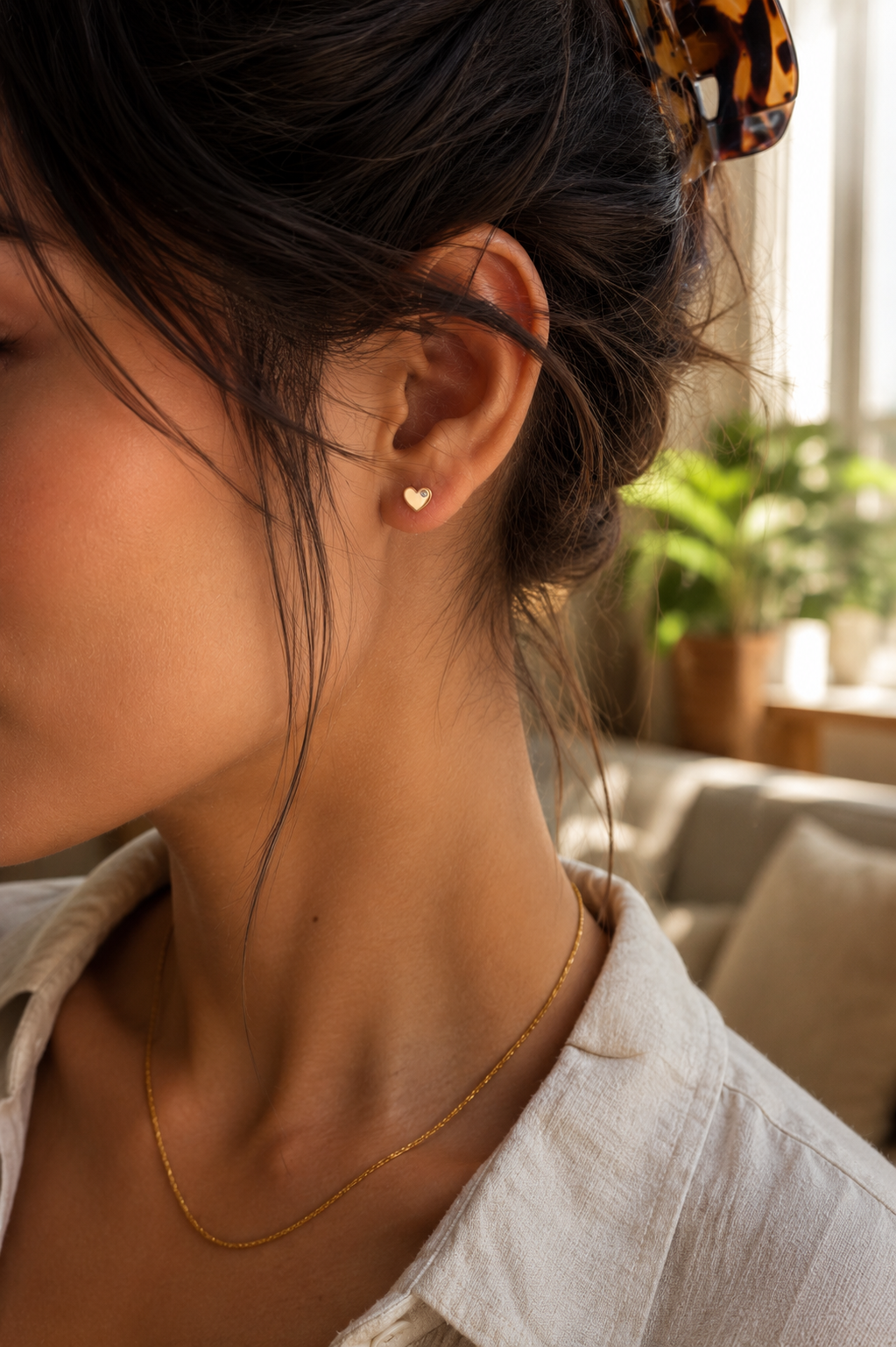 14kt. Gouden Setje Oorstuds met Hartje – Geelgoud – 0.8 mm – 5 mm gedragen door model