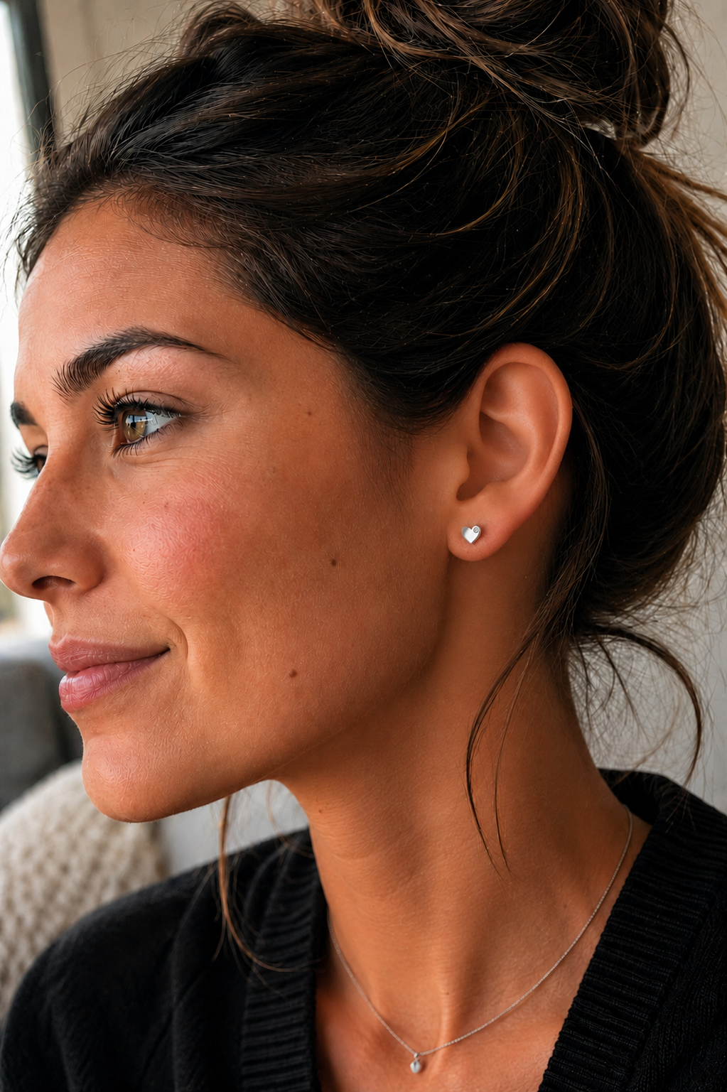 14kt. Gouden Setje Oorstuds met Hartje – Witgoud – 0.8 mm – 5 mm gedragen door model