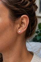 14kt. Gouden Setje Oorstuds met Hartje – Witgoud – 0.8 mm – 5 mm gedragen door model