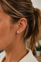 14kt. Gouden Setje Oorstuds met Hartje – Witgoud – 0.8 mm – 5 mm gedragen door model