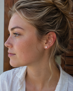 14kt. Gouden Setje Oorstuds met Hartje – Witgoud – 0.8 mm – 5 mm gedragen door model