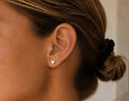 14kt. Gouden Setje Oorstuds met Hartje – Witgoud – 0.8 mm – 5 mm gedragen door model