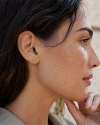 14kt. Gouden Setje Oorstuds met Infinity – Witgoud – 0.8 mm gedragen door model