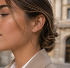 14kt. Gouden Setje Oorstuds met Infinity – Witgoud – 0.8 mm gedragen door model