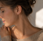 14kt. Gouden Setje Oorstuds met Infinity – Witgoud – 0.8 mm gedragen door model