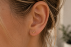 14kt. Gouden Setje Oorstuds met Infinity – Geelgoud – 0.8 mm gedragen door model