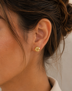 14kt. Geelgouden Setje Oorstuds met Knoop – 0.8 mm – 7 mm gedragen door model