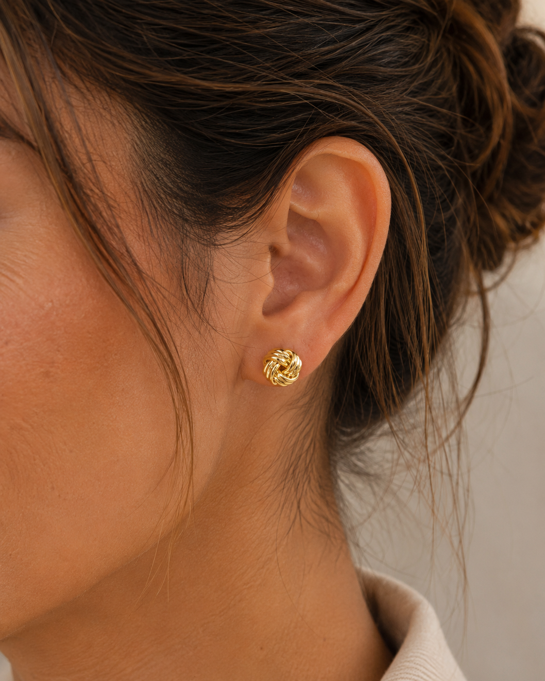 14kt. Geelgouden Setje Oorstuds met Knoop – 0.8 mm – 7 mm gedragen door model