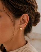 14kt. Geelgouden Setje Oorstuds met Knoop – 0.8 mm – 7 mm gedragen door model