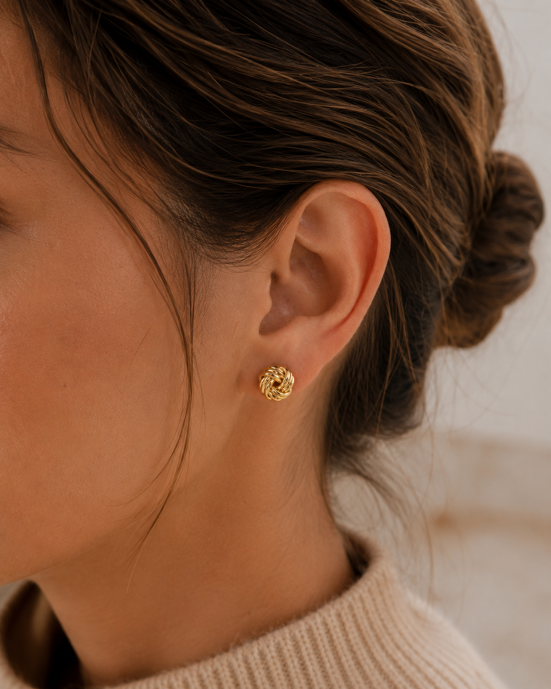 14kt. Geelgouden Setje Oorstuds met Knoop – 0.8 mm – 7 mm gedragen door model