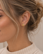14kt. Geelgouden Setje Oorstuds met Knoop – 0.8 mm – 7 mm gedragen door model