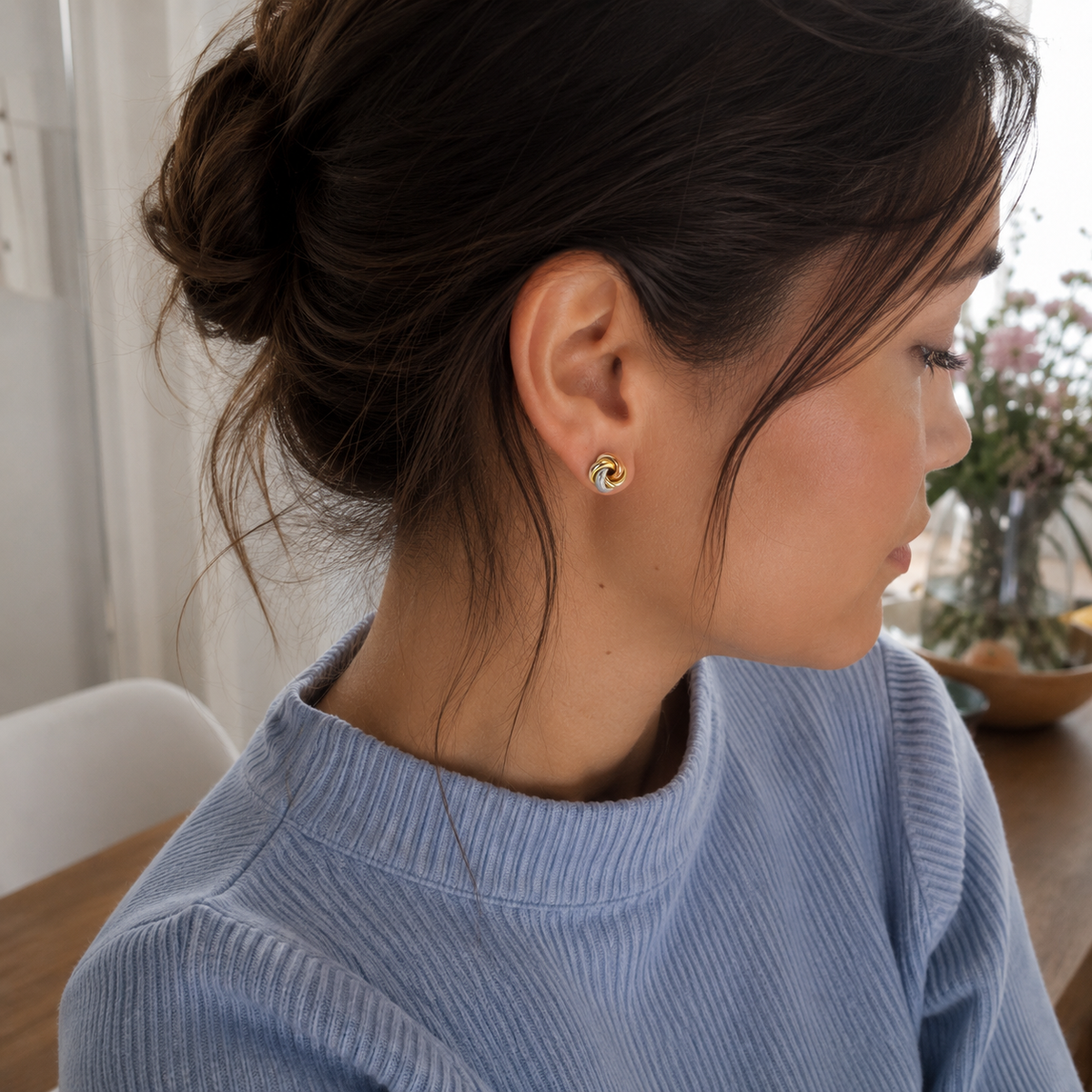 14kt. Gouden Setje Oorstuds met 3 Kleuren Knoop – 0.8 mm – 9 mm gedragen door model
