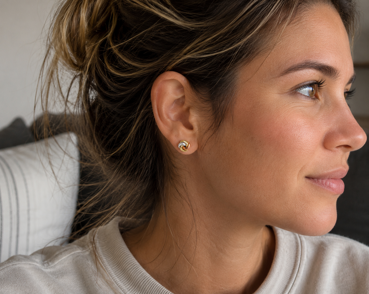 14kt. Gouden Setje Oorstuds met 3 Kleuren Knoop – 0.8 mm – 9 mm gedragen door model