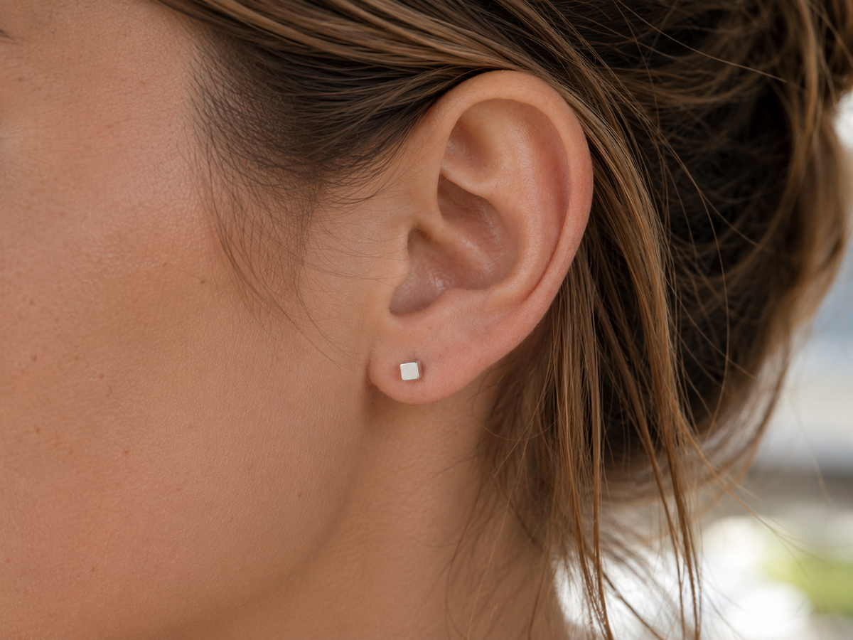 14kt. Witgouden Setje Oorstuds met Kubus Top – 0.8 mm – 4 mm gedragen door model