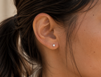 14kt. Witgouden Setje Oorstuds met Kubus Top – 0.8 mm – 4 mm gedragen door model