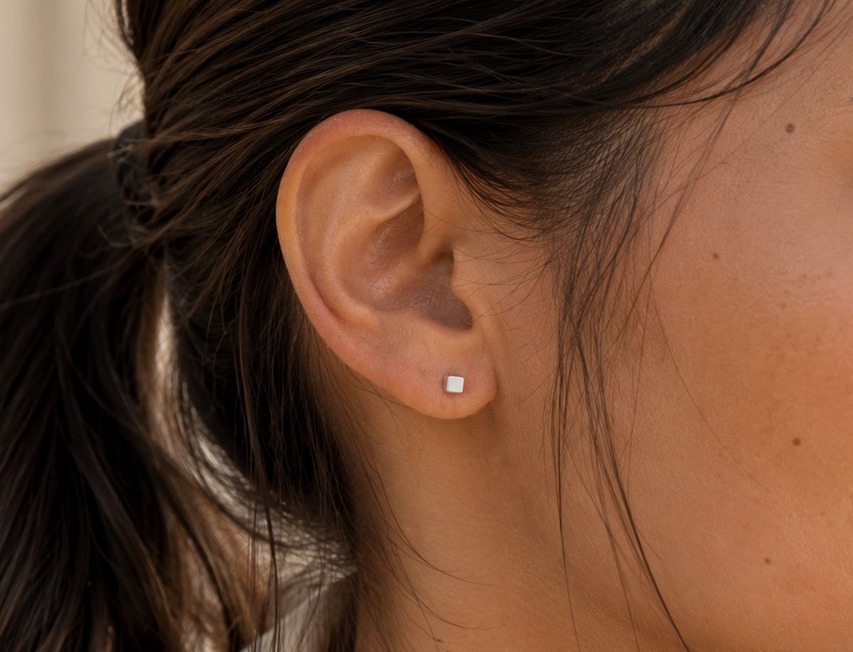 14kt. Witgouden Setje Oorstuds met Kubus Top – 0.8 mm – 4 mm gedragen door model