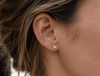 14kt. Witgouden Setje Oorstuds met Kubus Top – 0.8 mm – 4 mm gedragen door model